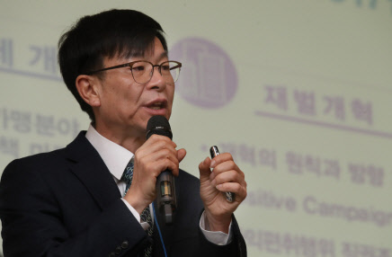 김상조 공정거래위원장이 23일 오전 서울 쉐라톤팔래스 호텔에서 '2018년 공정거래정책 방향'에 대해 강연하고 있다. 연합뉴스